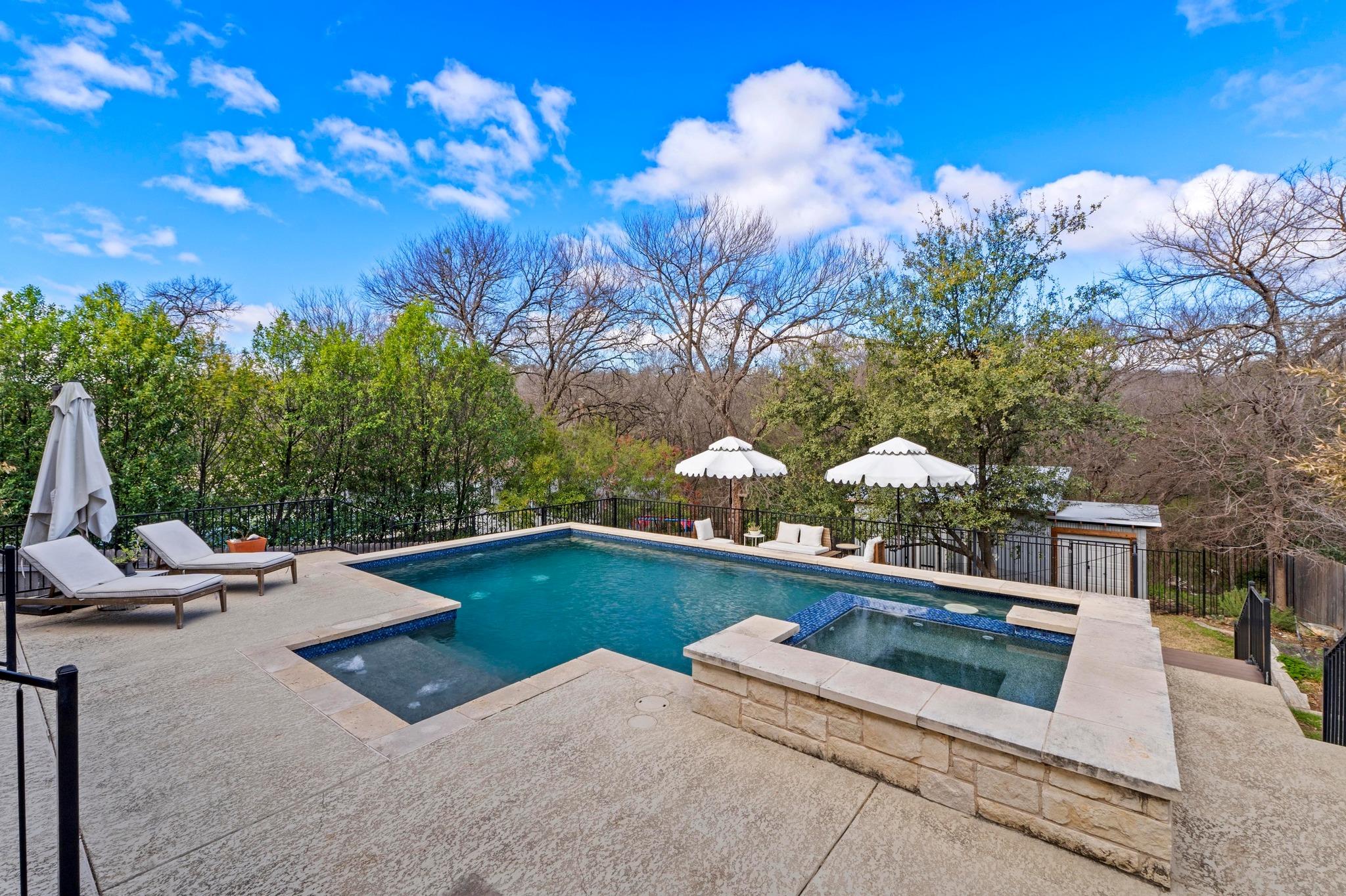 1006 Meriden LN