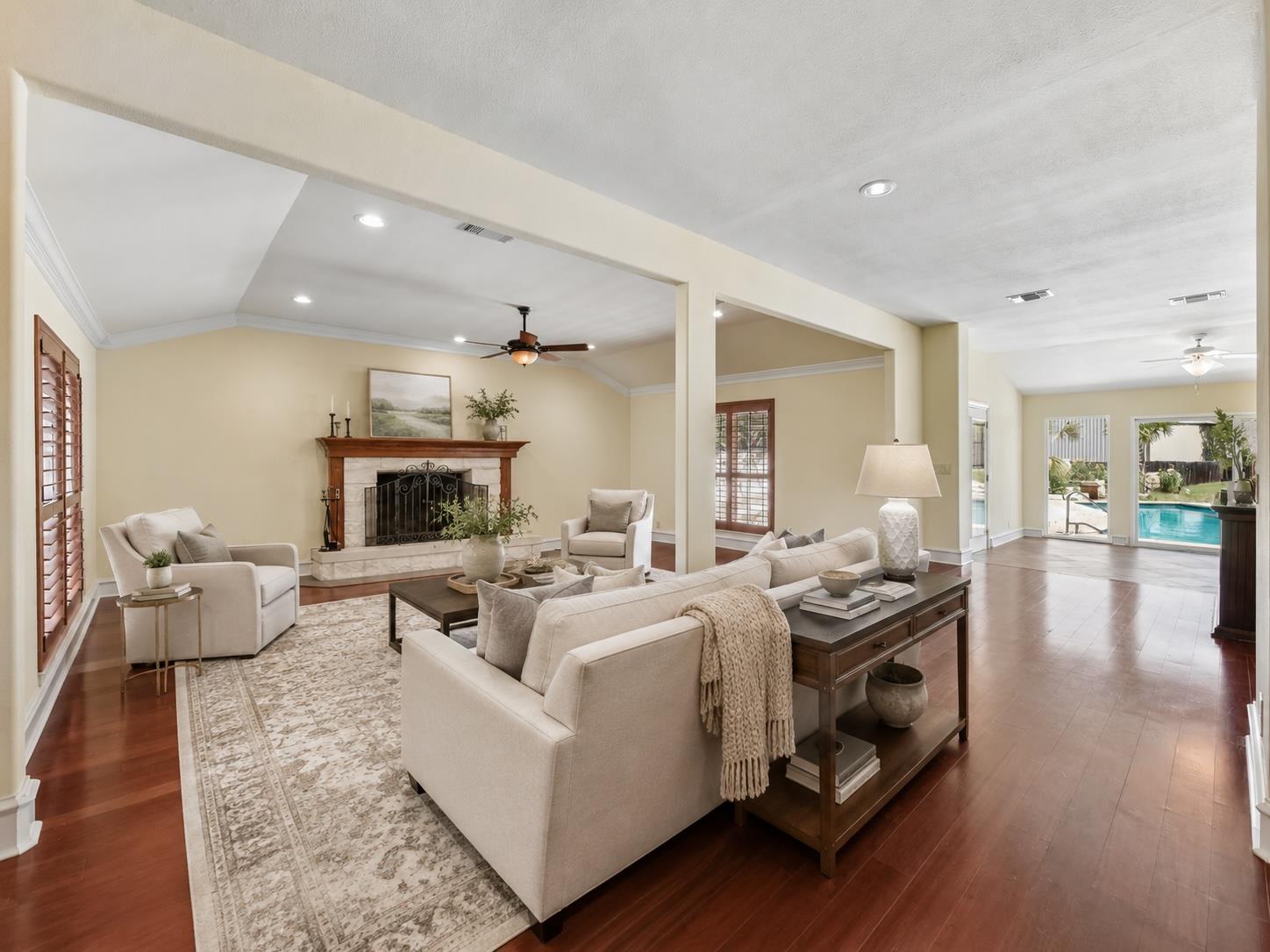 1915 Oak Forest DR