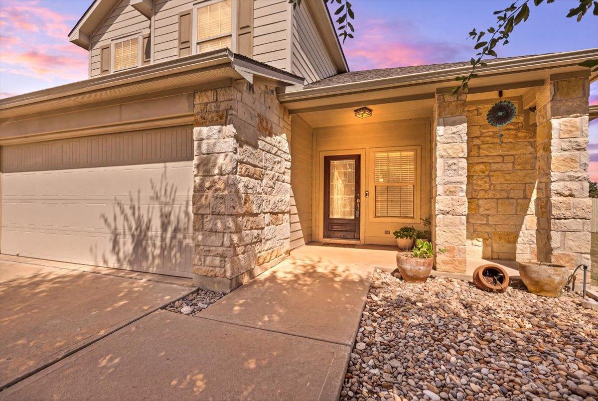 211 Falcon LN