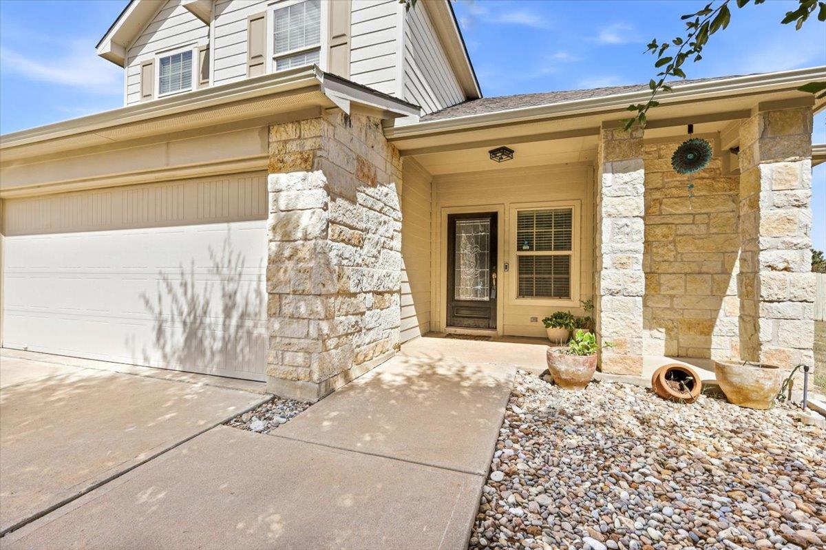 211 Falcon LN