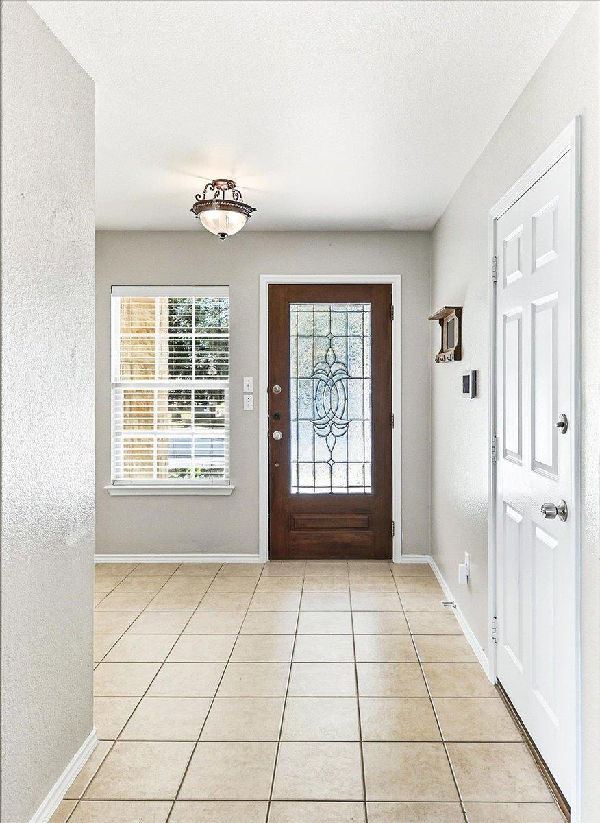 211 Falcon LN