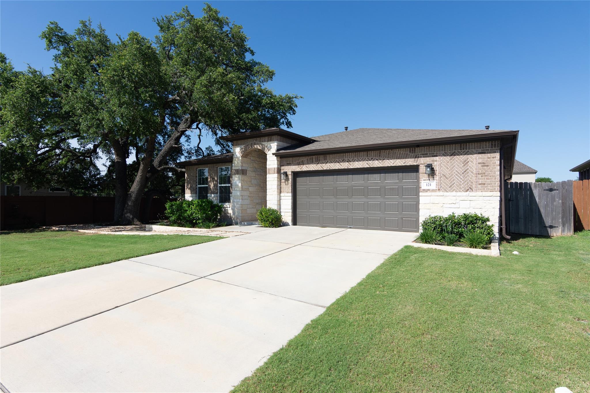 121 Split Oak DR