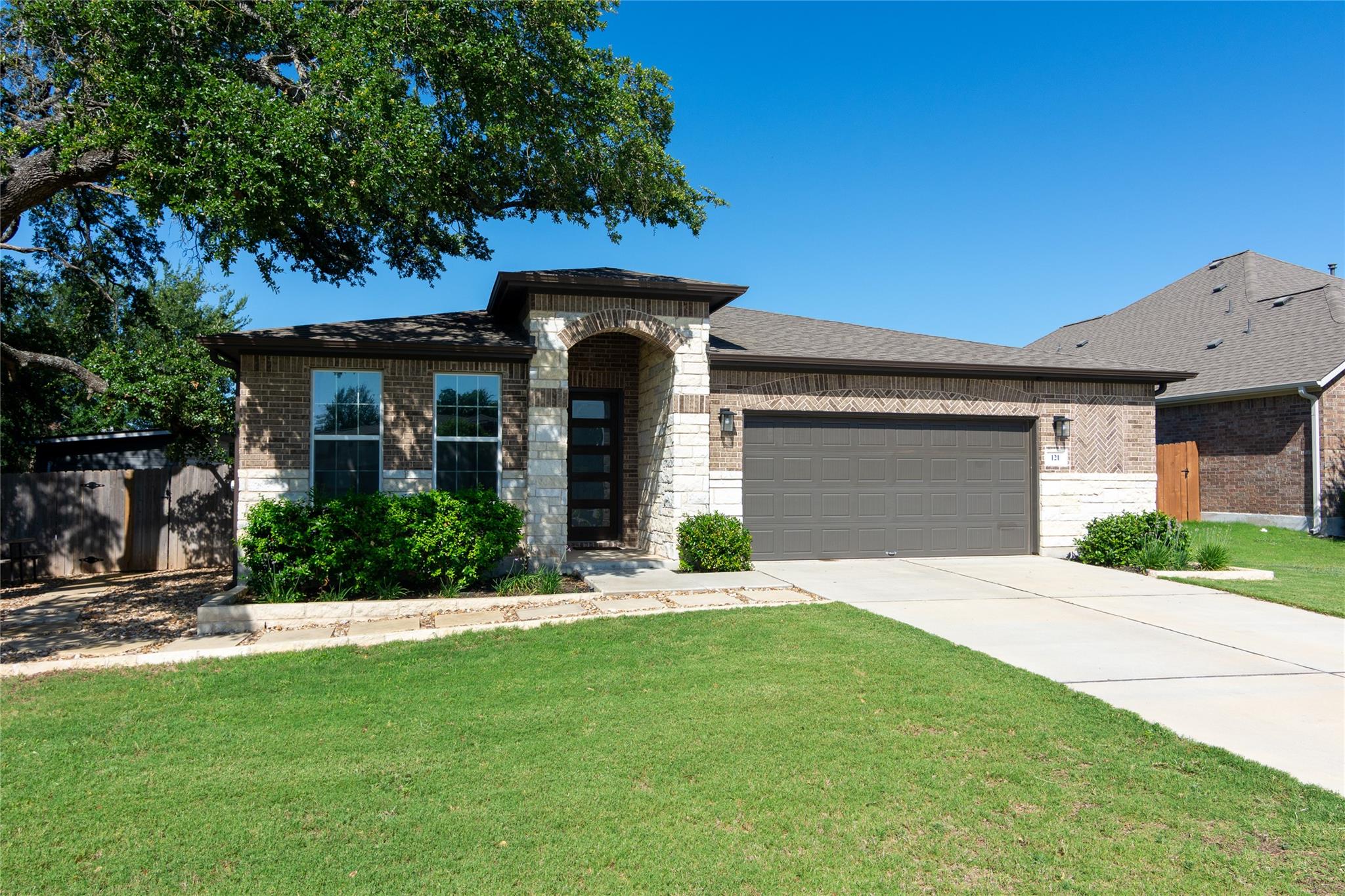 121 Split Oak DR