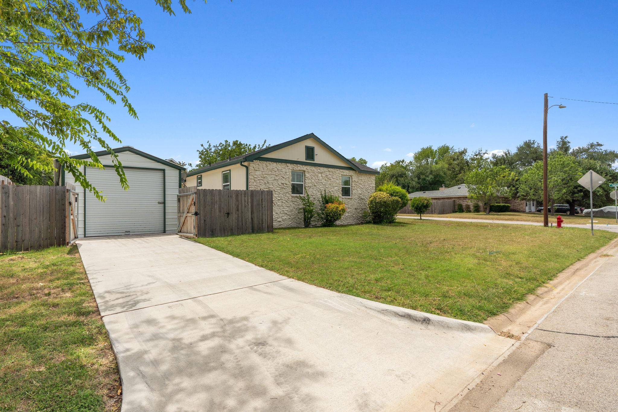 305 Fairlane DR