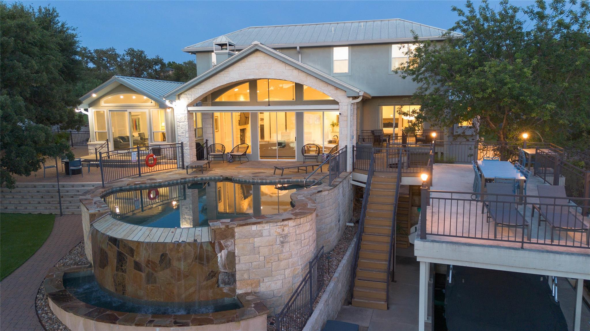 3000 Driftwood LN