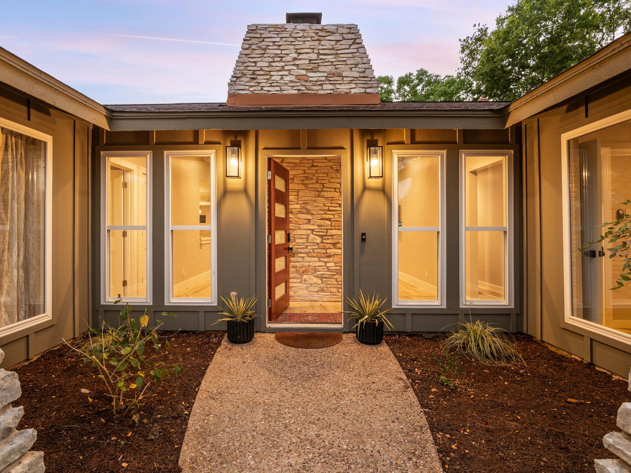 2401 Apple Valley CIR