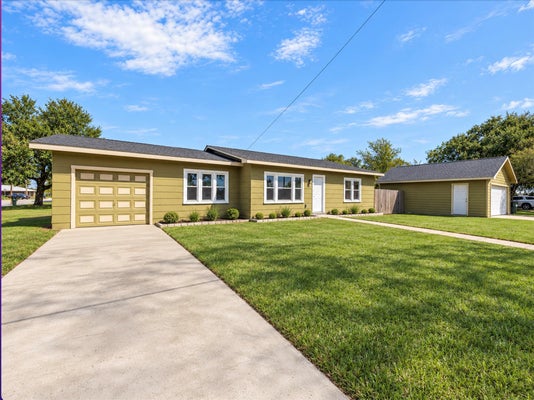 1023 E HOUSTON ST, GIDDINGS, TX 78942 - Image 8a7d86fccd0099ea64495022fd8c6322/3418378636