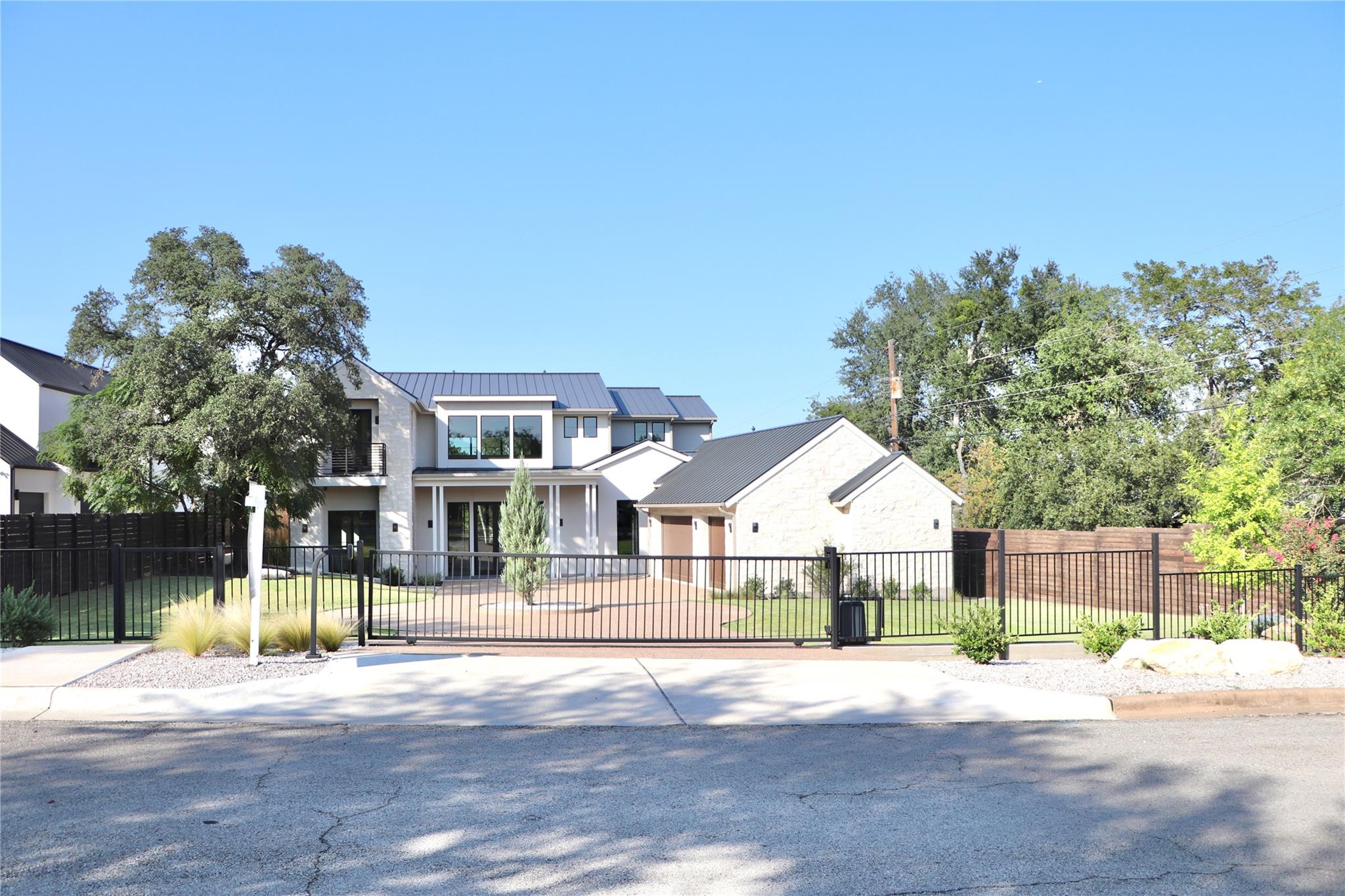 6102 Forest Hills DR
