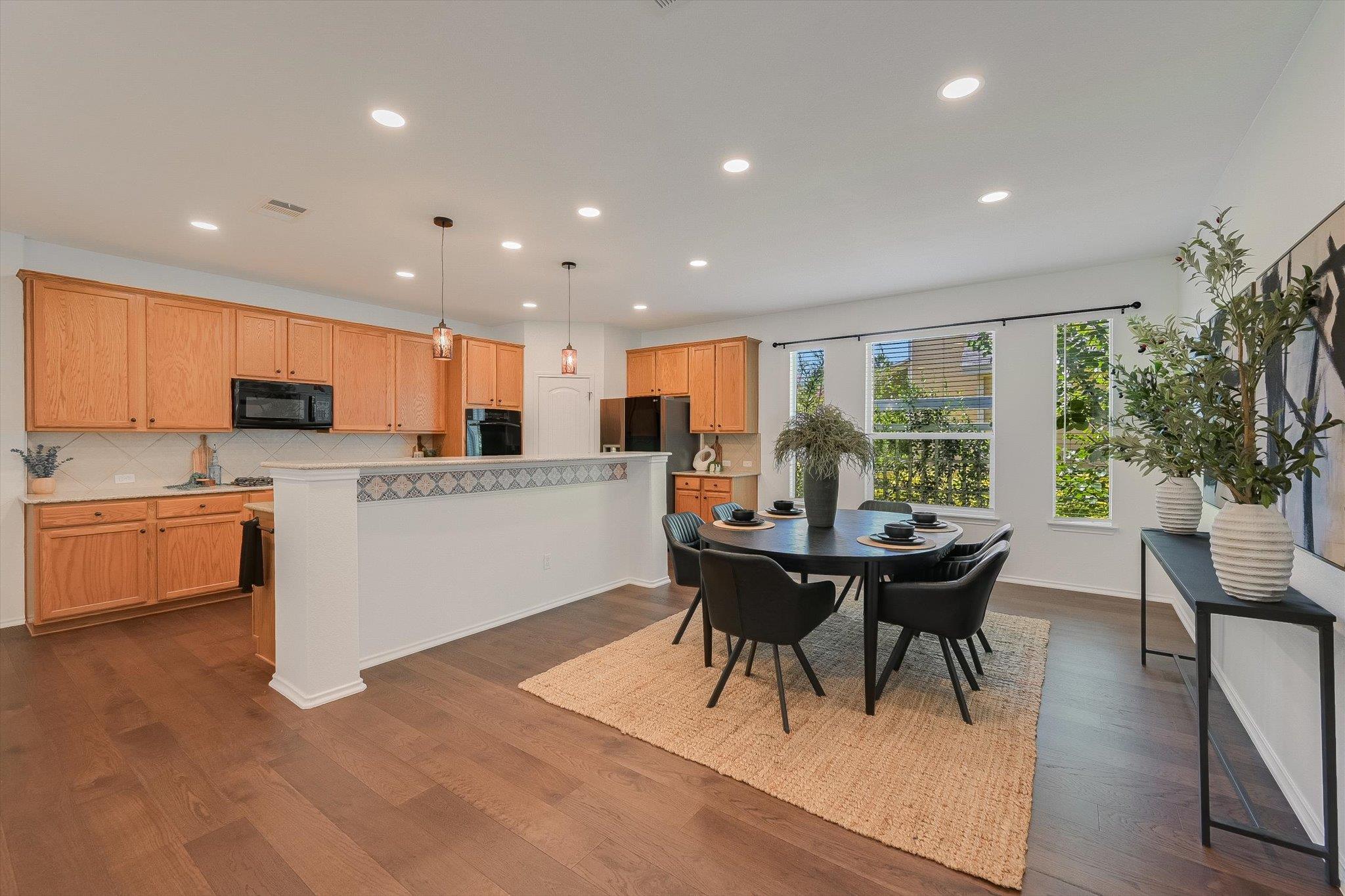 1049 Sanders