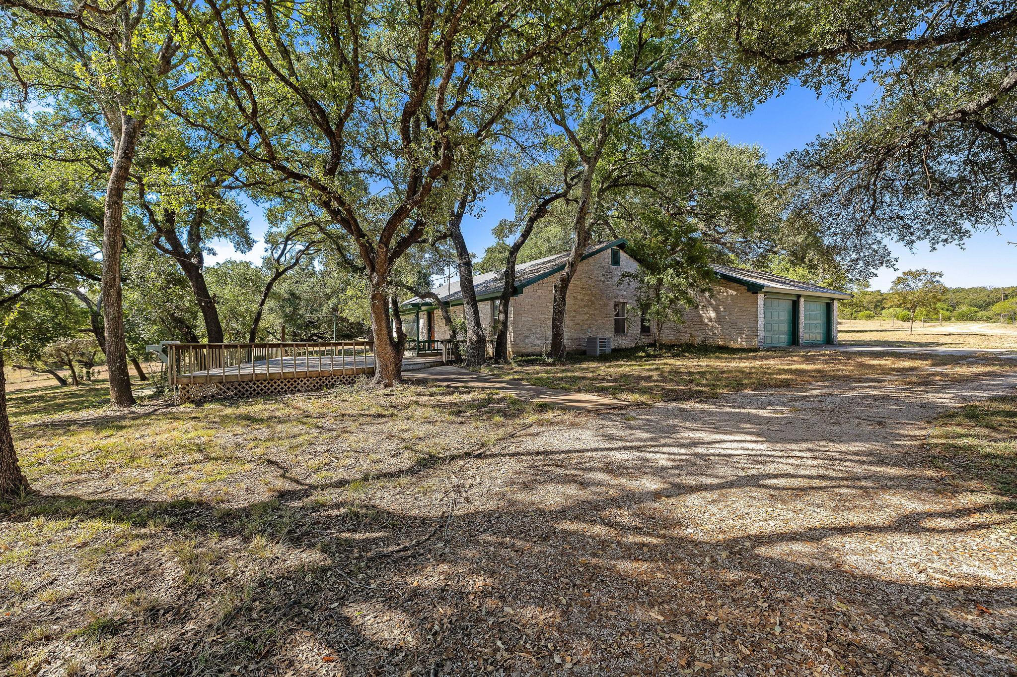 305 Hidden Oaks LN