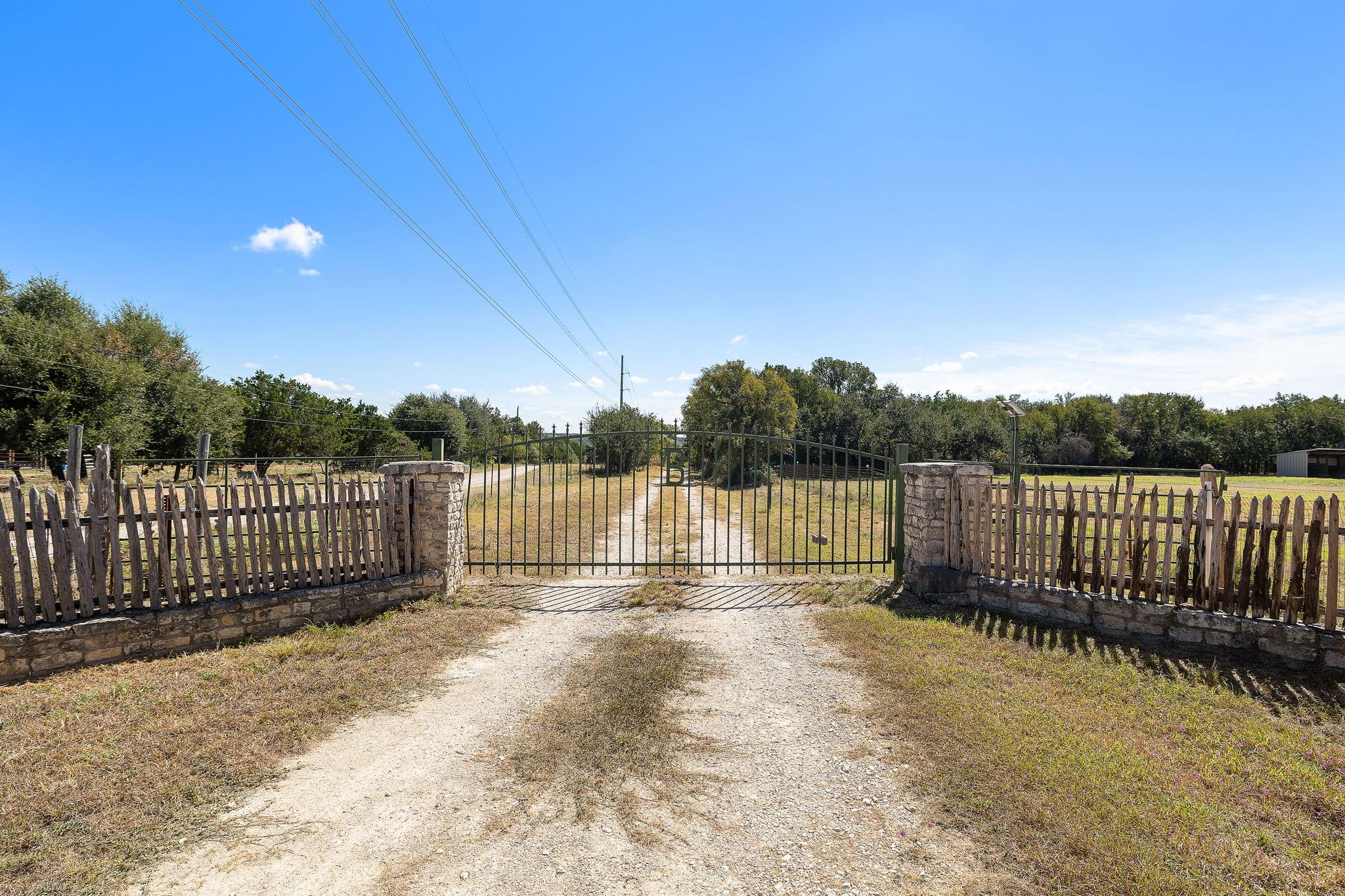 305 Hidden Oaks LN