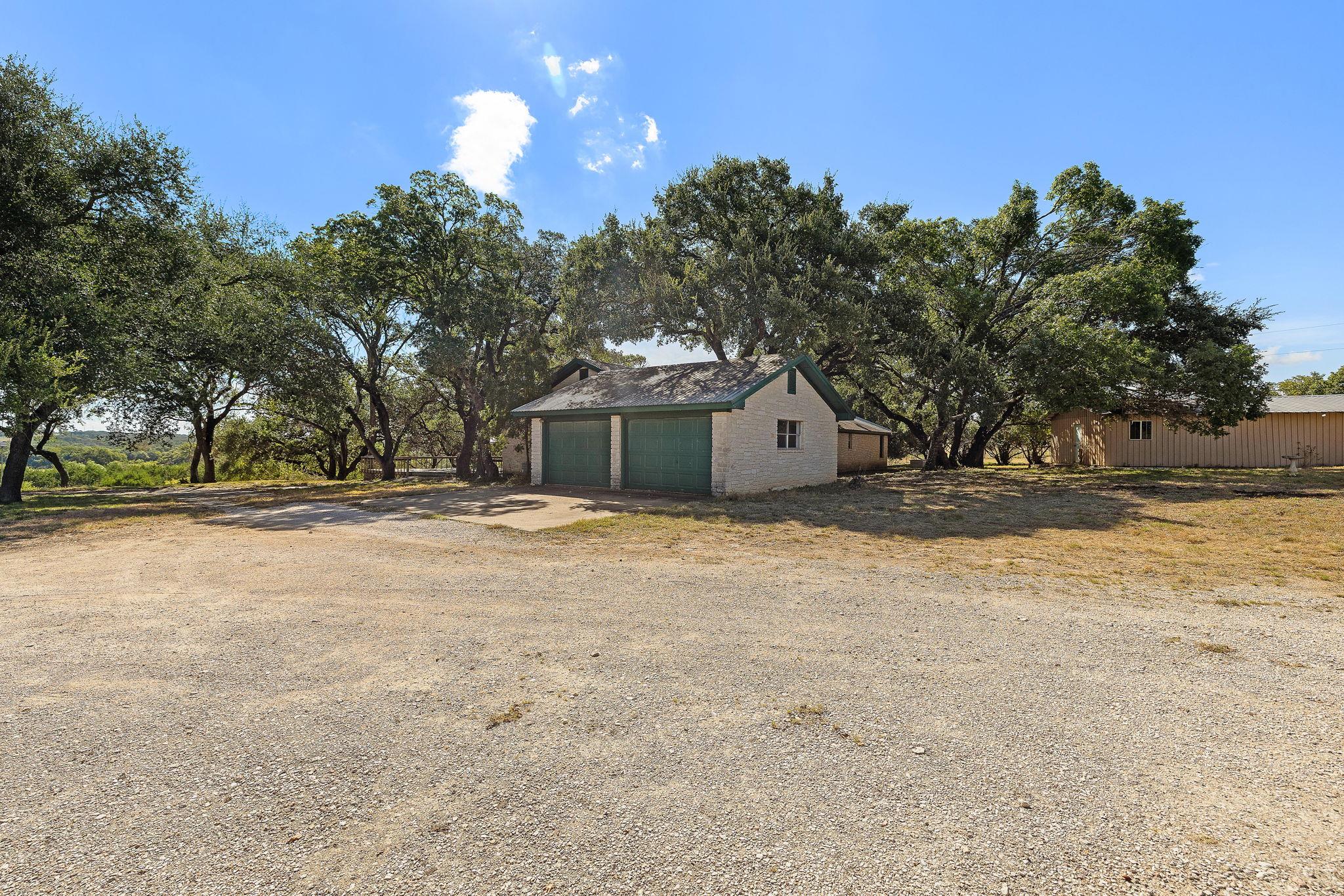 305 Hidden Oaks LN