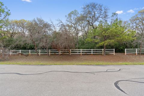 Photo of 124 Kingwood DR, Elgin, TX 78621 (MLS # 4737963)