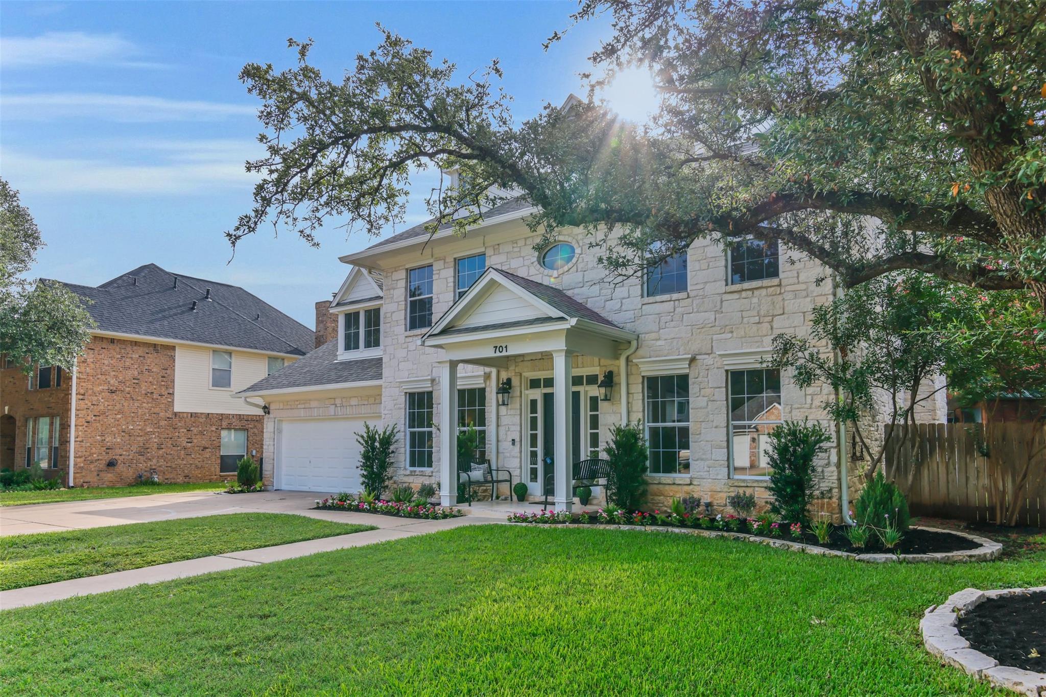 701 Oaklands DR