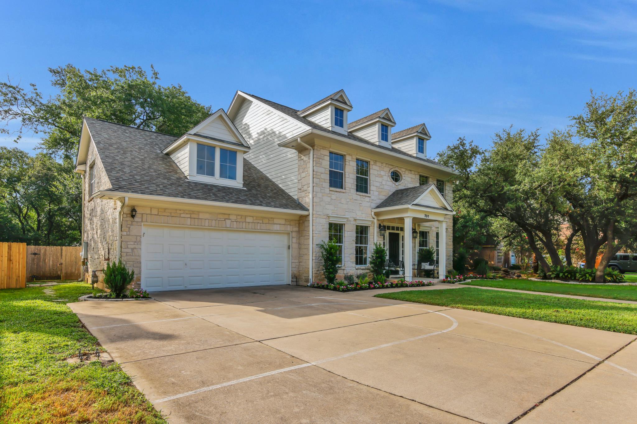 701 Oaklands DR