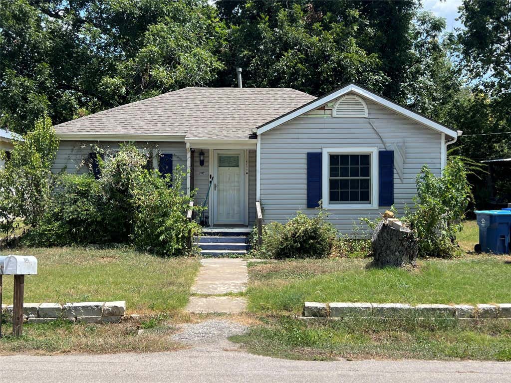 Photo of 107 W 7th ST, Elgin, TX 78621 (MLS # 6402650)