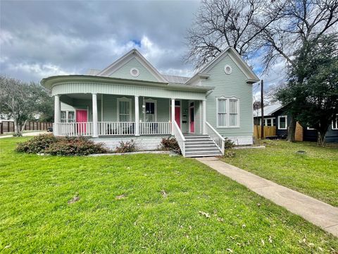 Photo of 908 W Hopkins ST, San Marcos, TX 78666 (MLS # 7615345)