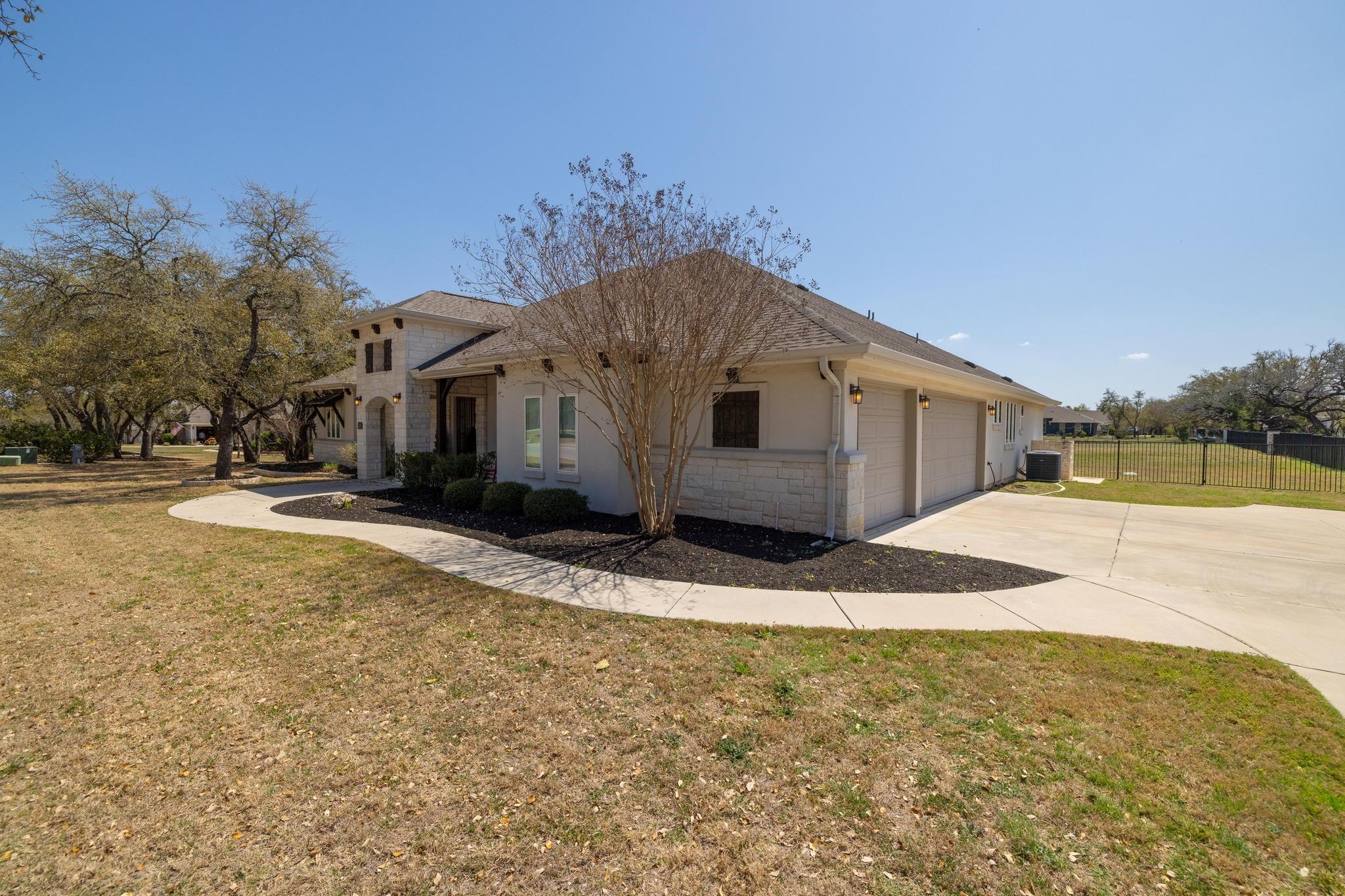 221 Highland Oaks