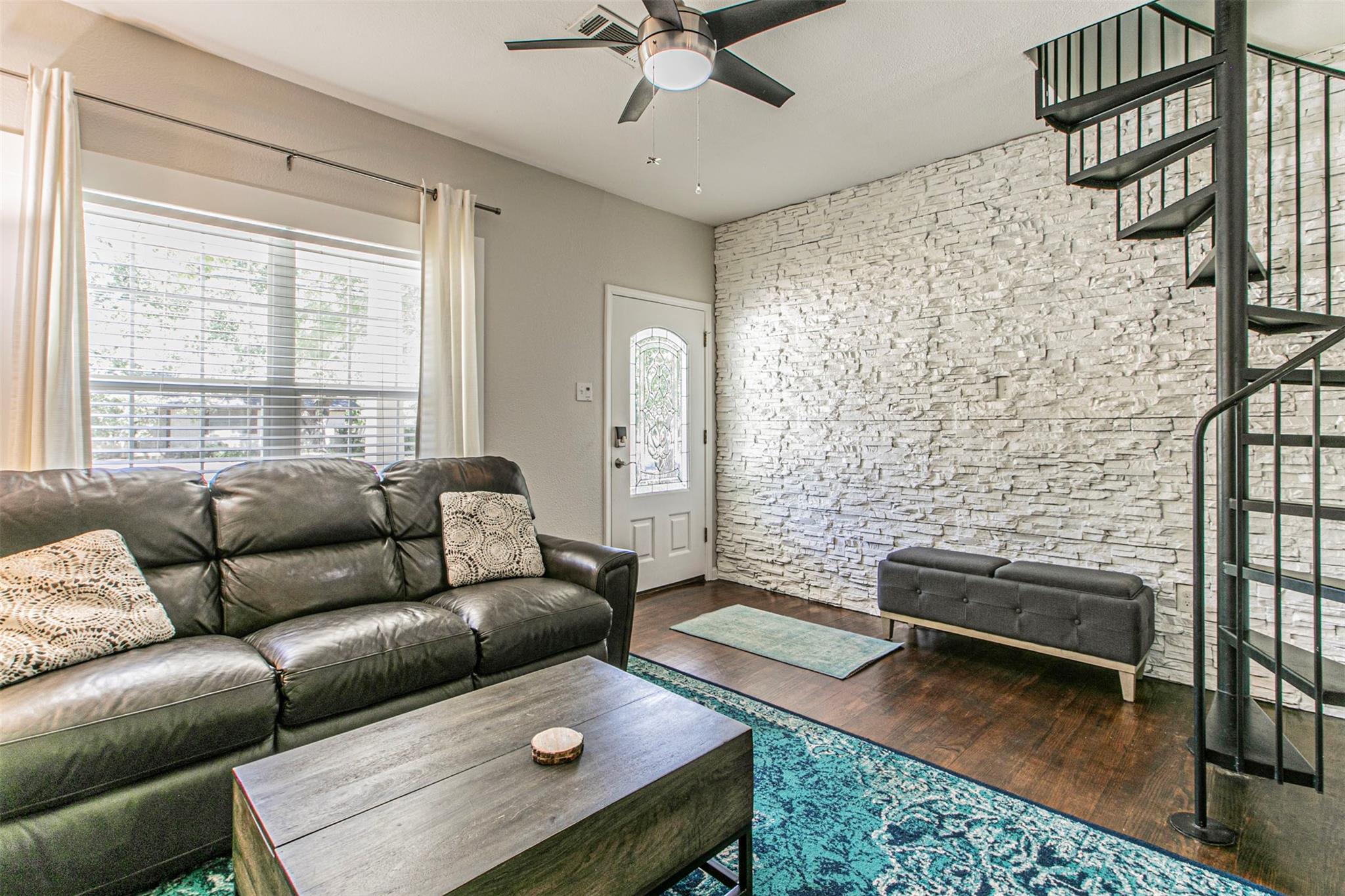 1608 Hutto RD