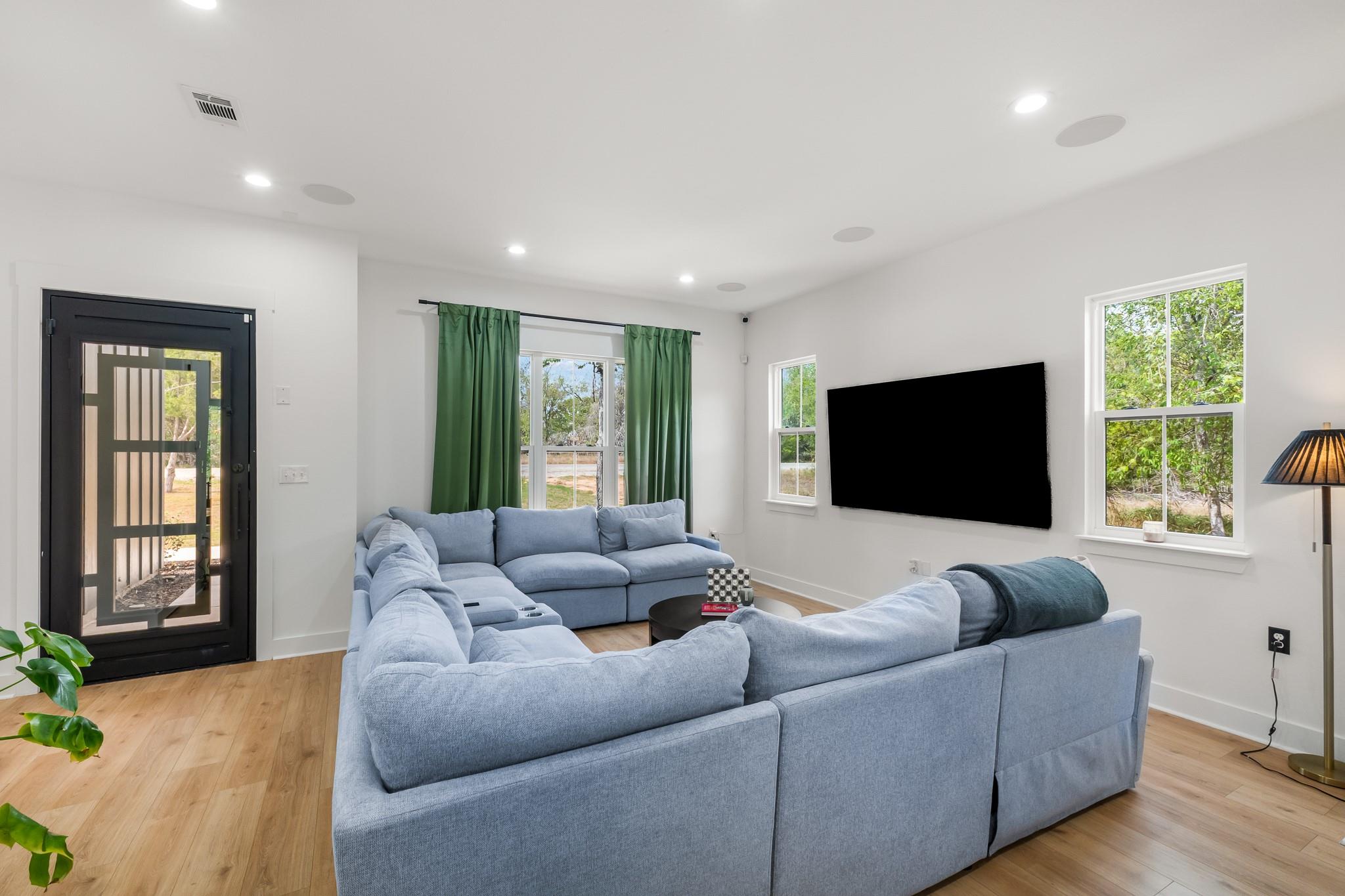 587 W Keanahalululu LN