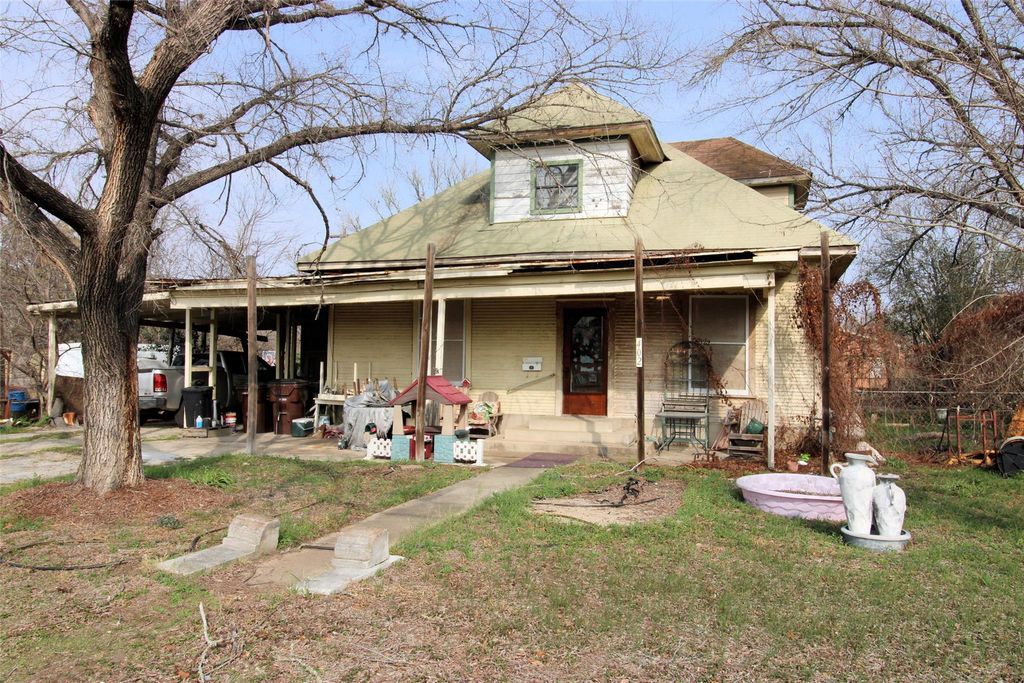 Photo of 402 Trinity ST, Lockhart, TX 78644 (MLS # 4052048)