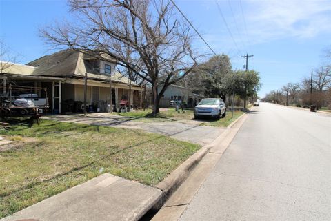 402 Trinity ST Lockhart TX 78644