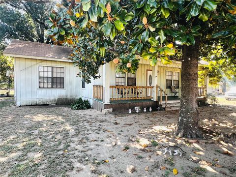 313 S Nolan Ave Cameron TX 76520