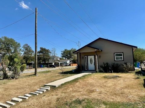 501 Maple ST Taylor TX 76574