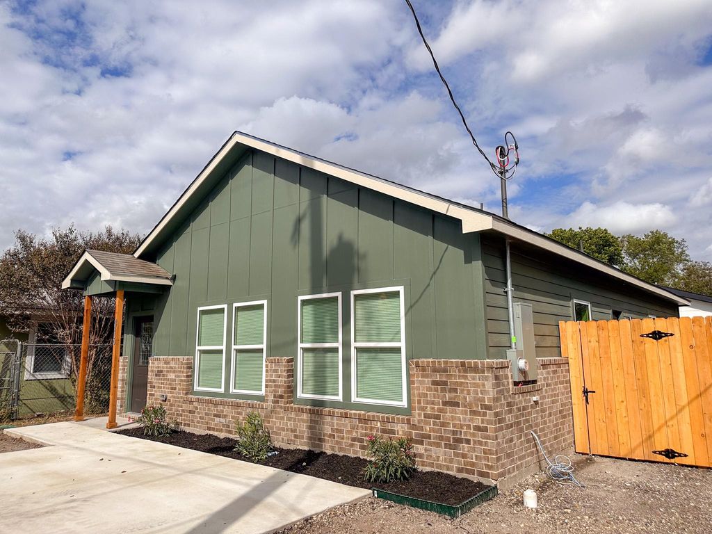 Photo of 815 5th ST, Lockhart, TX 78644 (MLS # 4144091)