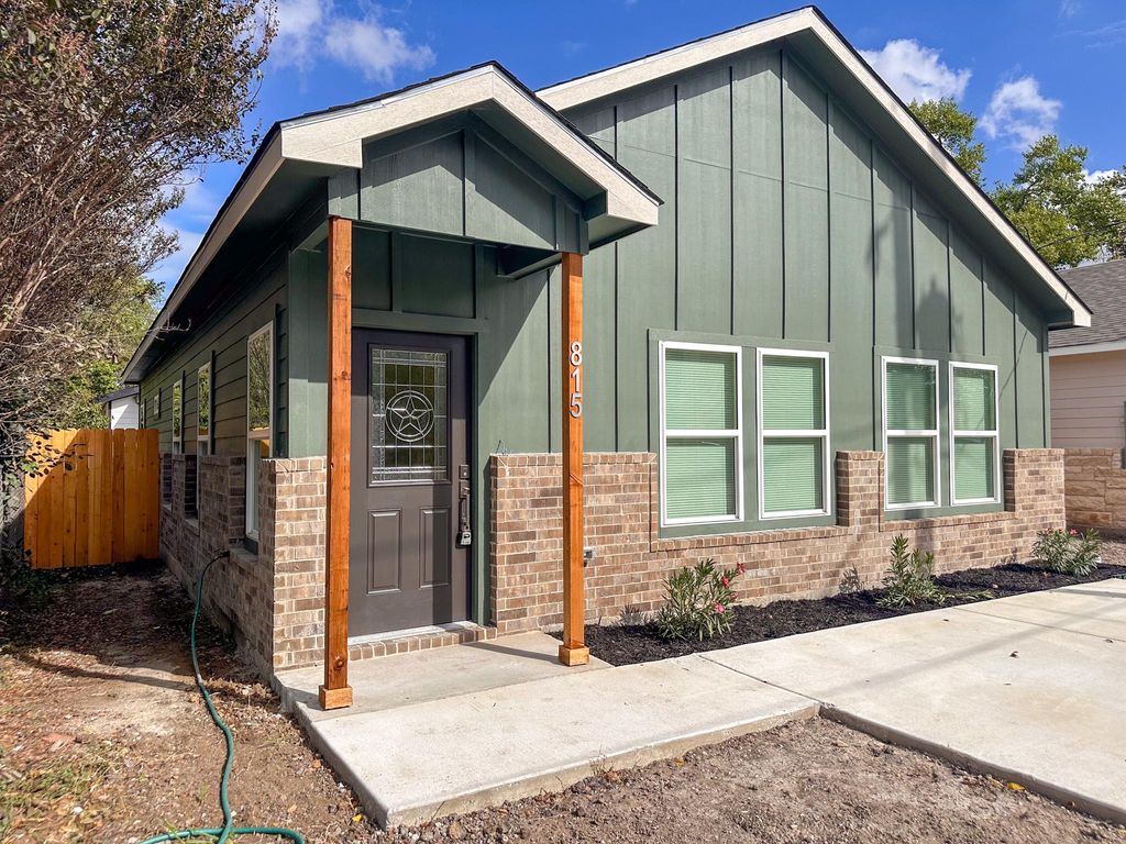 Photo of 815 5th ST, Lockhart, TX 78644 (MLS # 4144091)