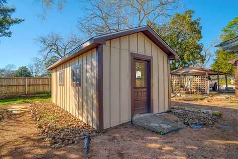 A home in Schulenburg