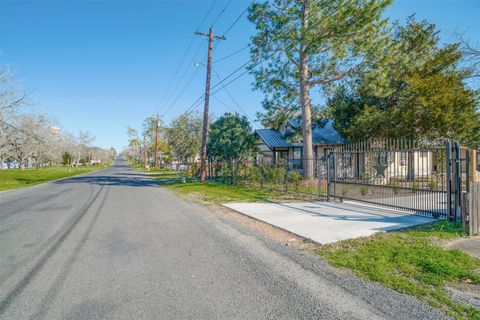 A home in Schulenburg