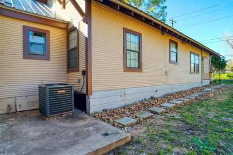 A home in Schulenburg