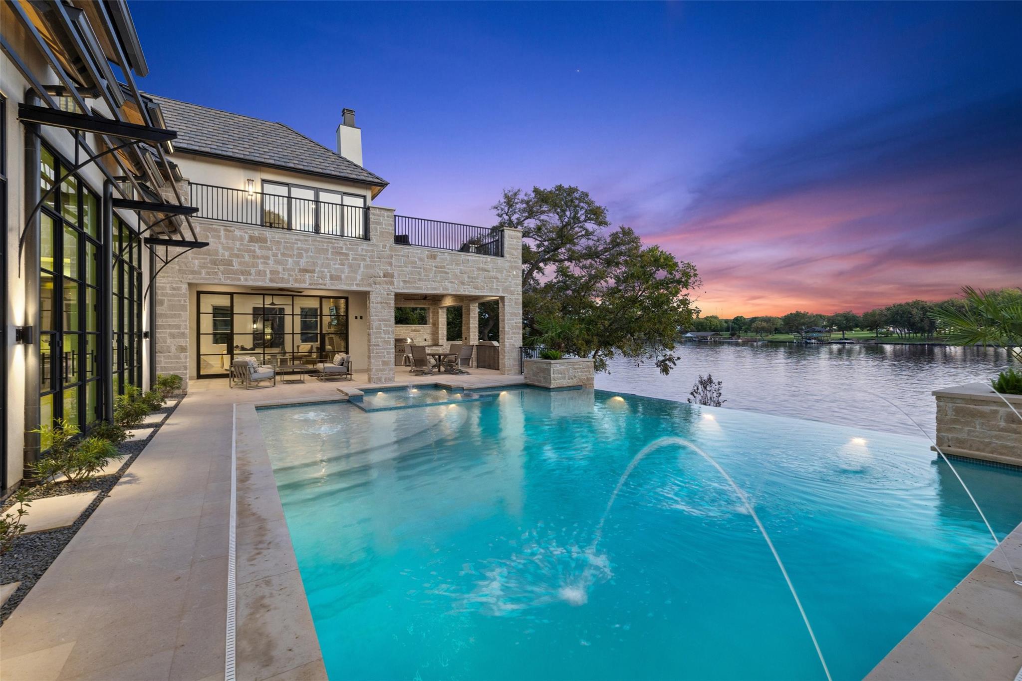 559 Crestwood DR