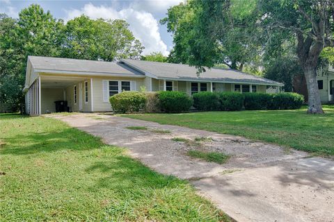 A home in Schulenburg