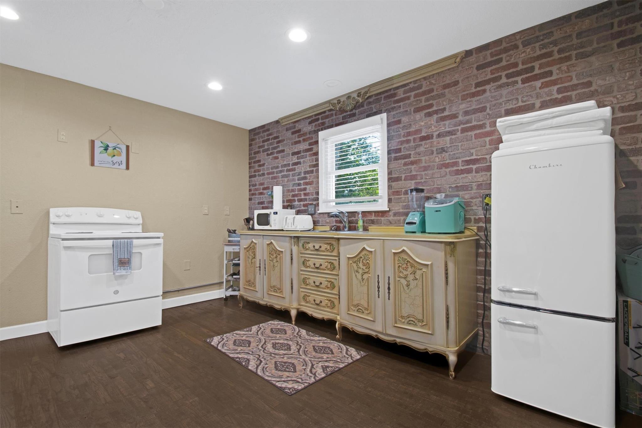 1236 S Academy Ave S