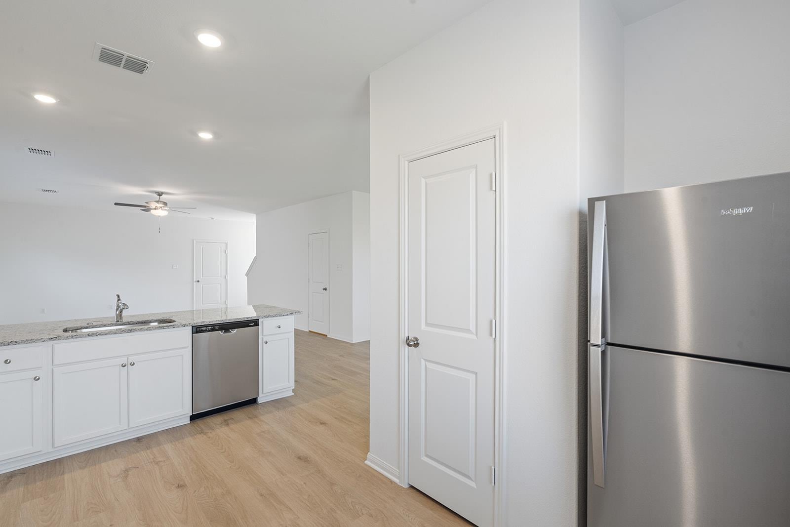 261 W Luna Blue LN