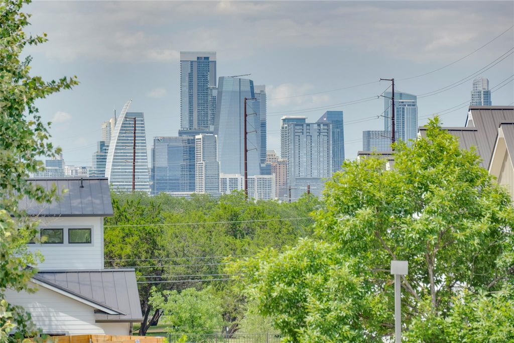 Photo for 2724 Treble LN #324, Austin, TX 78704 (MLS # 9325874)