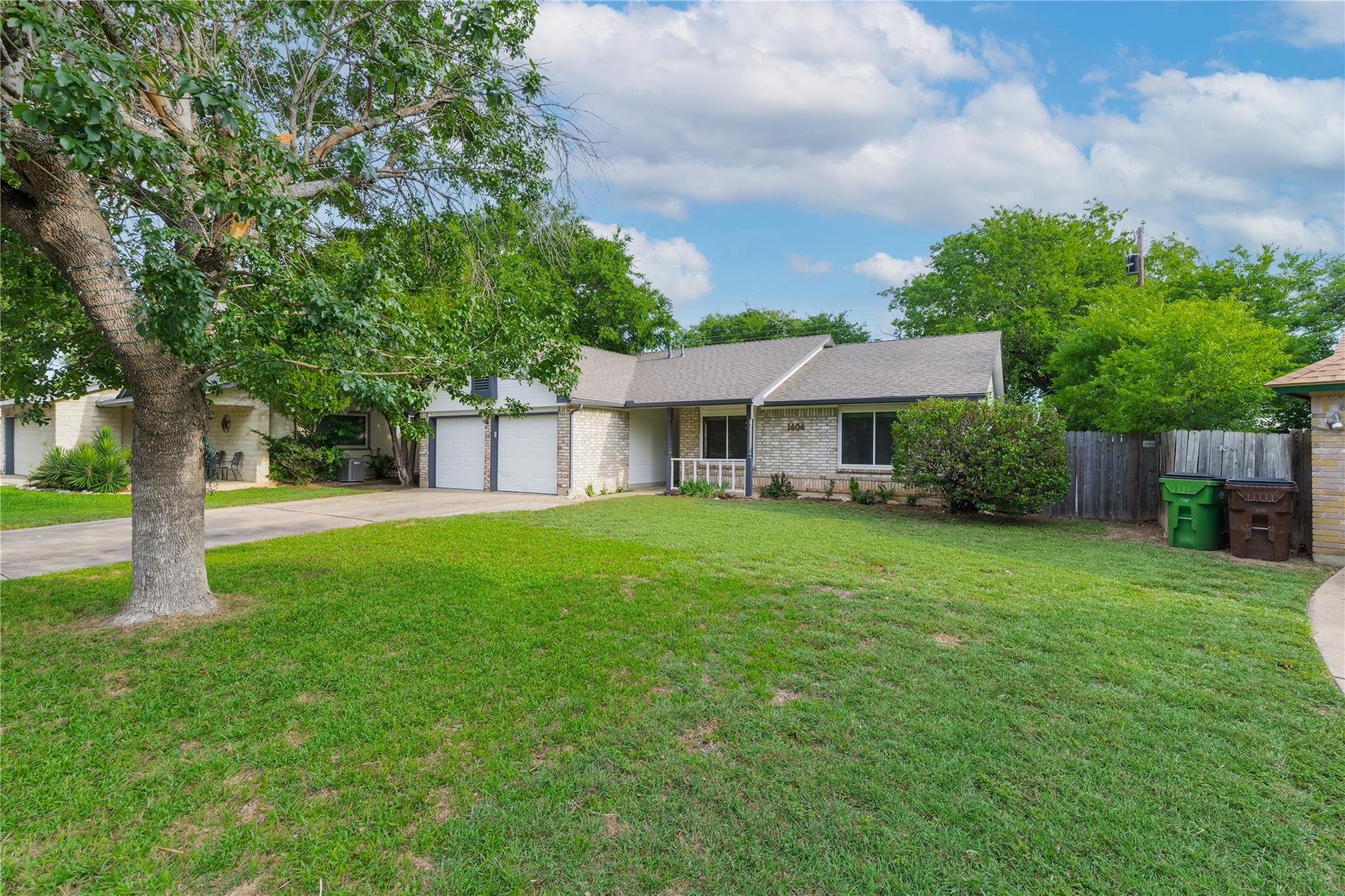 1404 Troy LN