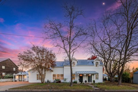 403 N Pecan ST Fredericksburg TX 78624