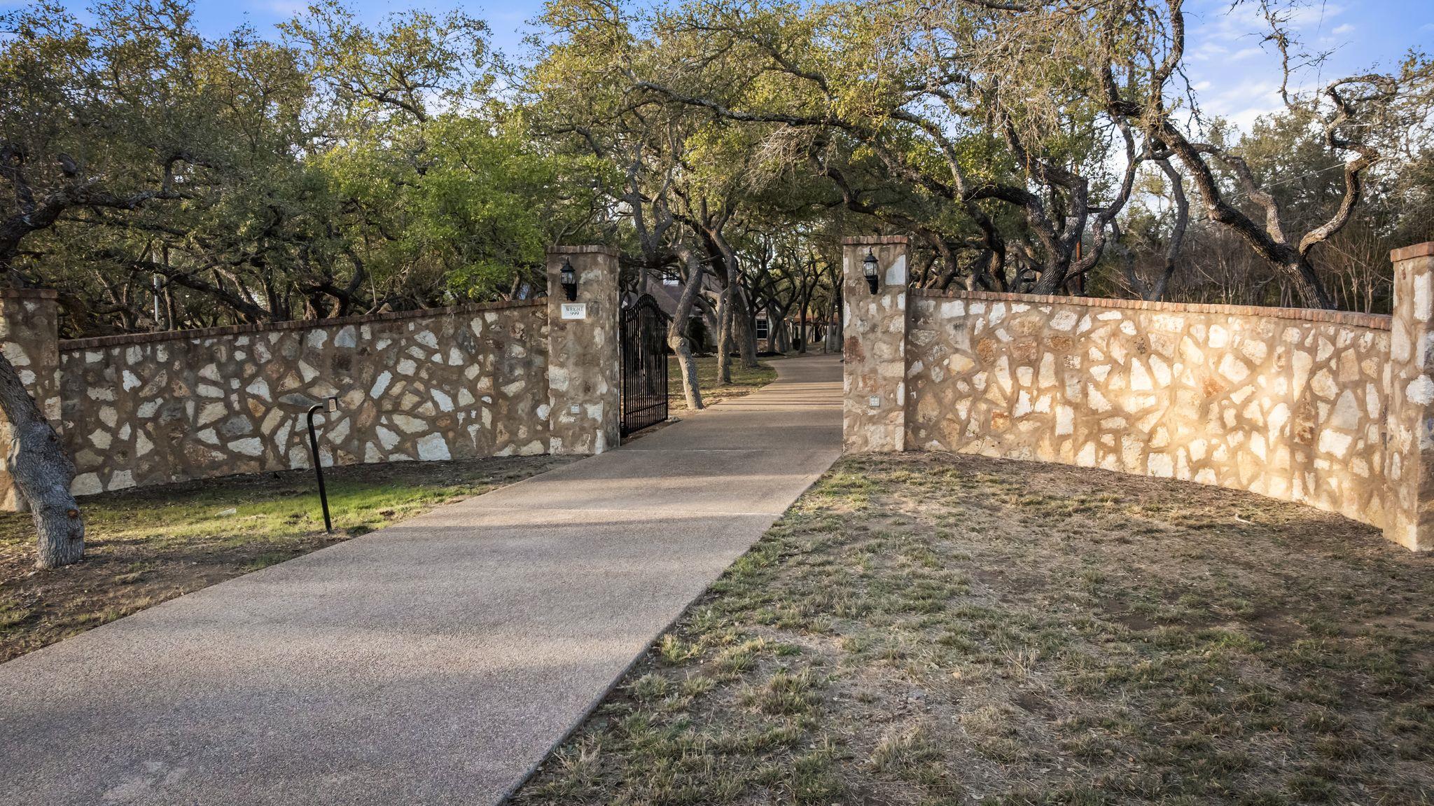 999 Enchanted Oaks DR