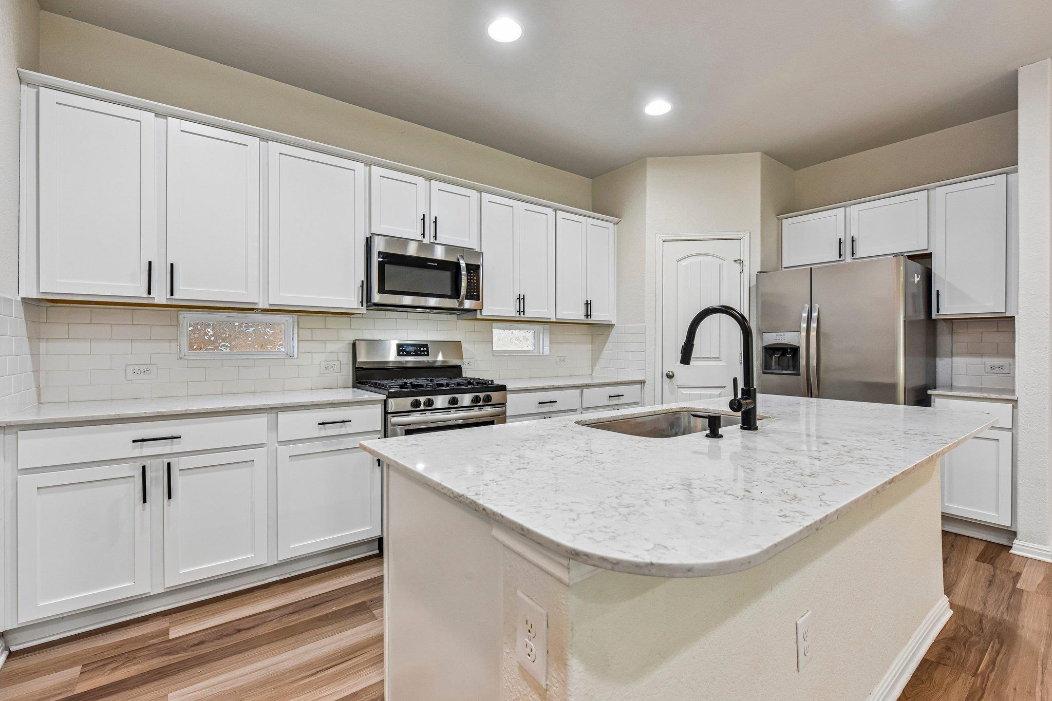 4413 Lobo Landing LN