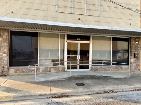 Photo of 212 S Houston Ave, Cameron, TX 76520 (MLS # 9689302)