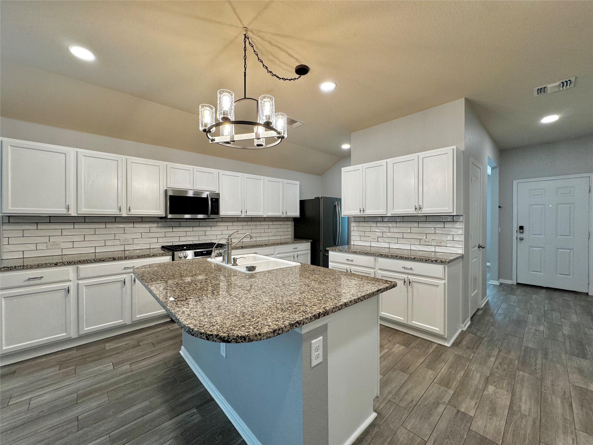 715 Luna Vista DR