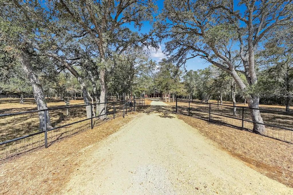 Photo of 486 Westwood RD, Lockhart, TX 78644 (MLS # 9017339)
