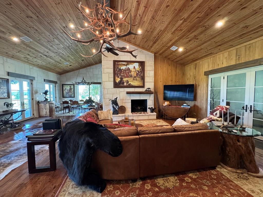 772 Luckenbach RD