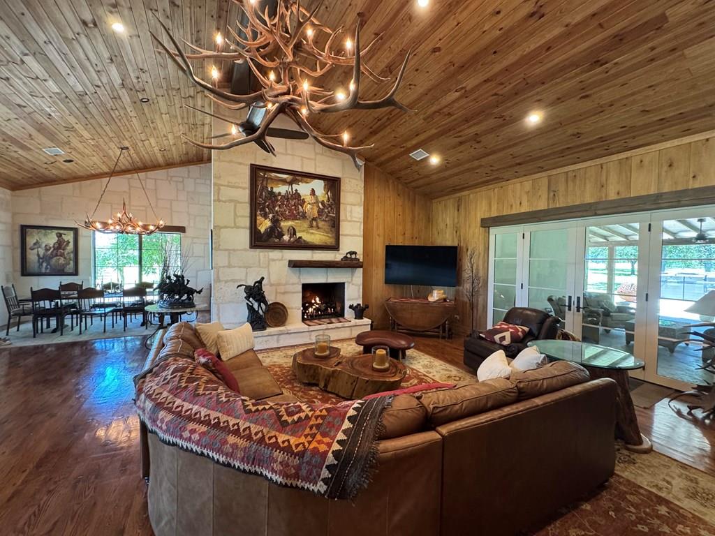 772 Luckenbach RD