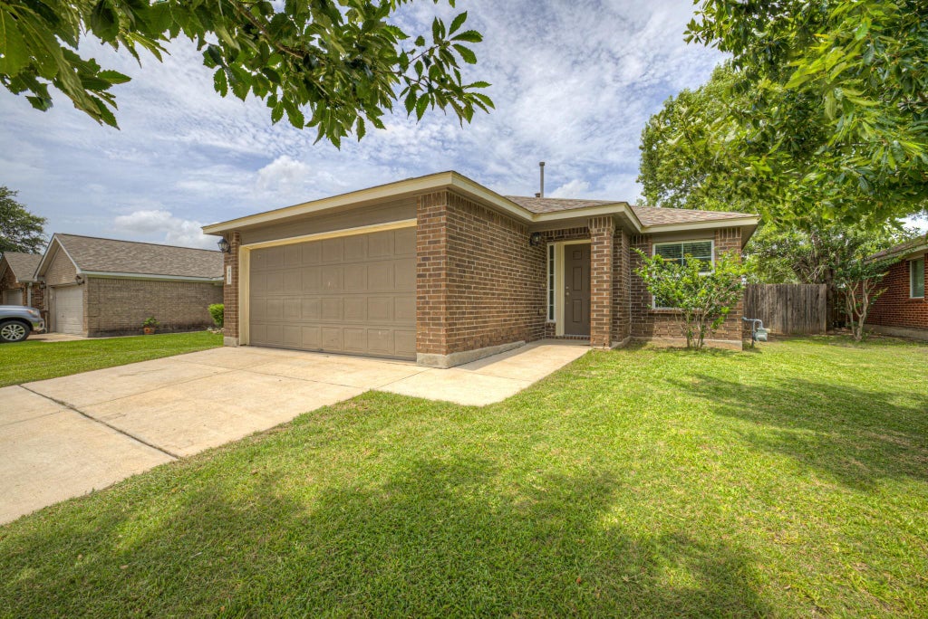 Photo of 401 Summerside Ave, Lockhart, TX 78644 (MLS # 2634800)
