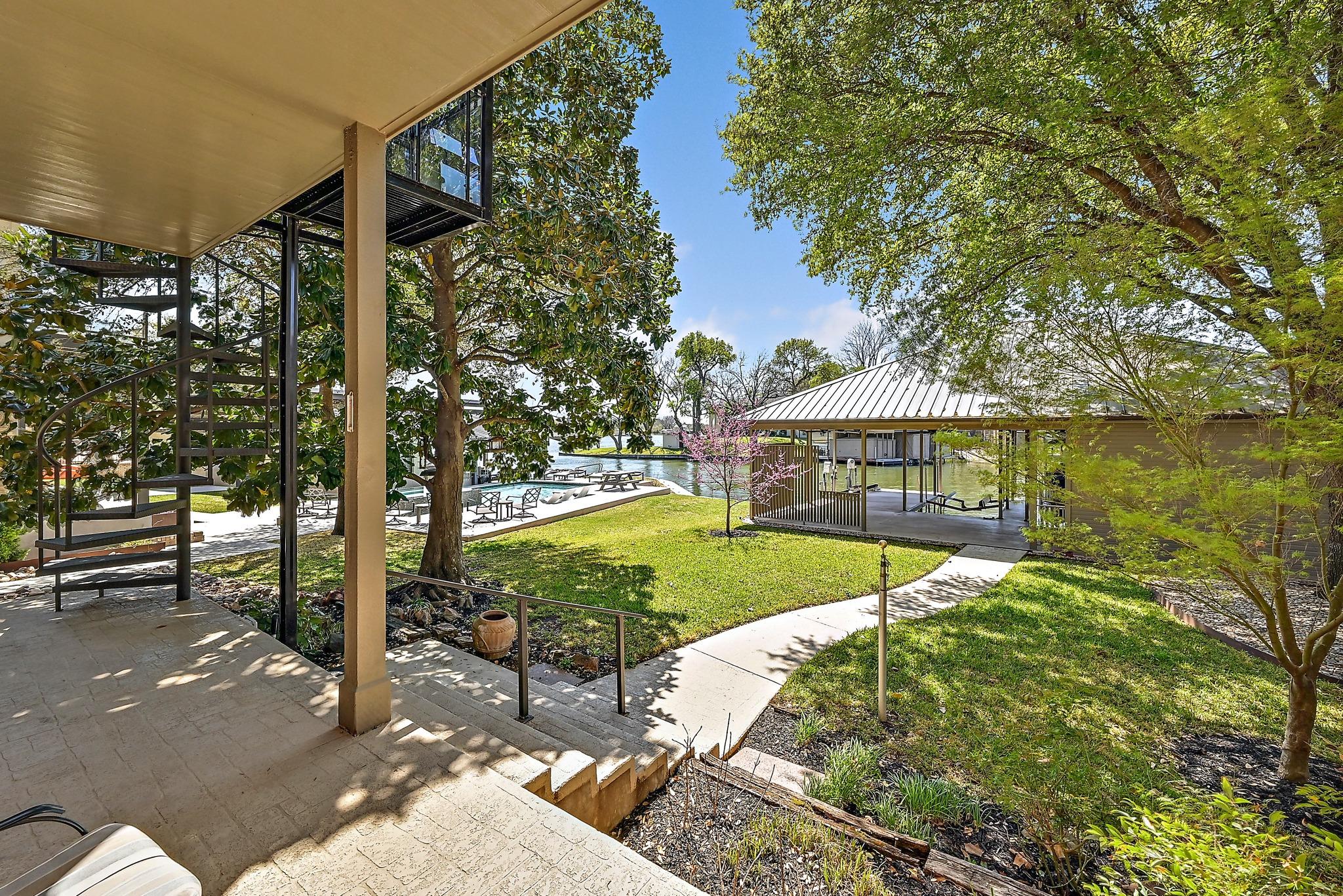 2210 Fredwoods DR
