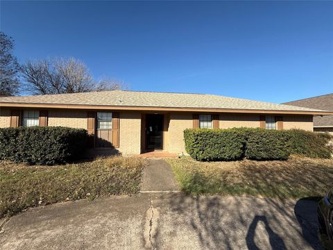 Photo of 214 meadowlakes DR, Meadowlakes, TX 78654 (MLS # 8184820)